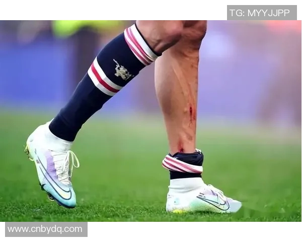 足球巨星怒摔手机引热议 揭示运动员情绪管理与个人隐私之争 足球巨星怒摔手机引热议 揭示运动员情绪管理与个人隐私之争