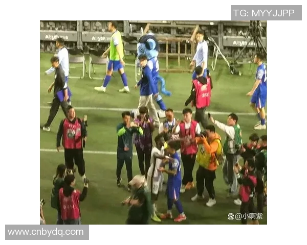 足球明星偶遇小球迷的暖心瞬间引发全场关注如何面对这些感人时刻 足球明星偶遇小球迷的暖心瞬间引发全场关注如何面对这些感人时刻